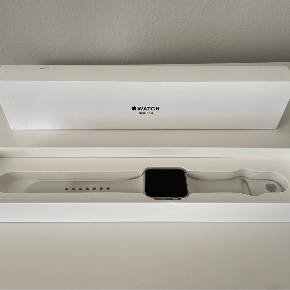 Apple Watch Series 3 [GPS 42mm] Smart Watch w/ Silver Aluminum Case